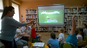 Pani Ania zadaje zagadki, a dzieci odpowiadają