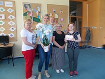 Uczestnicy kursu komputerowego pozują do zdjęcia z bibliotekarkami