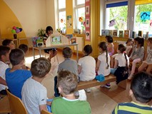 Bibliotekarska przedstawia - z wykorzystaniem teatrzyku Kamishibai - historię ŻABKA MA PRZYJACIELA
