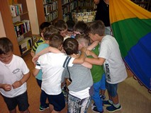 Chłopcy - rycerze naradzają się jaką przyjąć strategię