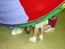Widoczne pod chustą integracyjną kończyny, to chyba nóżki księżniczek