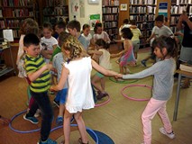 Kreatywna zabawa z wykorzystaniem hula-hoop: dobieranie się w pary