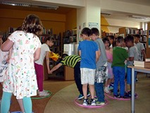 Kreatywna zabawa z wykorzystaniem hula-hoop: dobieranie się w pary