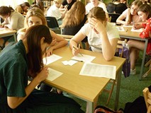 uczniowie wypełniają ankiety