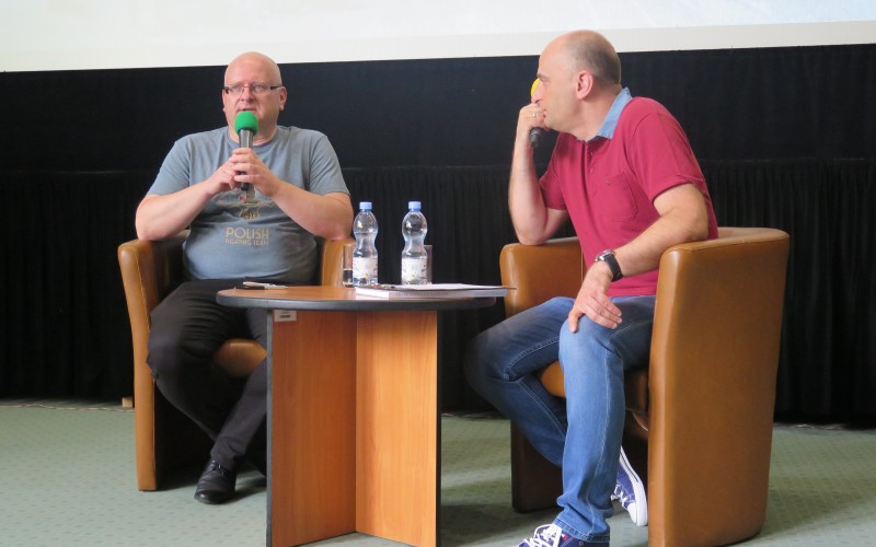 Na zdjęciu od lewej: Grzegorz Śliżewski oraz prowadzący spotkanie Piotr Polechoński