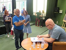 Grzegorz Śliżewski rozdaje autografy
