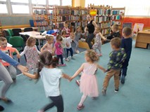 Dzieci bawią się w Stary niedźwiedź mocno śpi