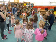 Dzieci podczas zabawy grupowej