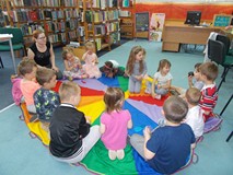 Dzieci podczas zabawy w grupie