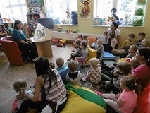 Dzieci podczas teatrzyku.