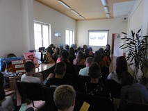 Ucziowie oglądają przygotowaną prezentację multimedialna.