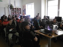 Ucziowie oglądają przygotowaną prezentację multimedialna.