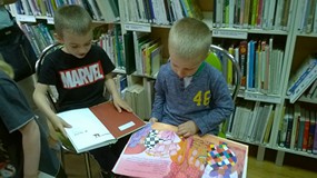 Chłopcy z ciekawością oglądają książki