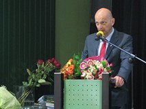 Dariusz Kalinowski składa gratulacje bibliotekarkom i bibliotekarzom