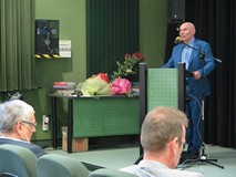 Ryszard Tarnowski składa gratulacje bibliotekarkom i bibliotekarzom