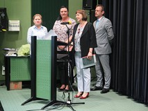 Dwie nagrodzone bibliotekarki odbierają gratulacje. Z nimi są przedstawiciele SBP, Anna Wieczorek or