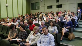 Uczestnicy Święta Bibliotekarza i Bibliotek zgromadzeni na sali kinowej KBP