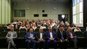 Uczestnicy Święta Bibliotekarza i Bibliotek zgromadzeni na sali kinowej KBP. W pierwszym rzędzie prz