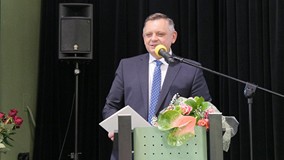 Prezydent Koszalina Piotr Jedliński składa gratulacje bibliotekarkom i bibliotekarzom