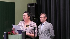 Przedstawiciele Stowarzyszenia Bibliotekarzy Polskich, Anna Wieczorek oraz Dariusz Florek witają zgr