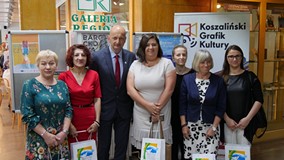 Dyrektorki bibliotek powiatu koszalińskiego na wspólnym zdjęciu z Dariuszem Kalinowskim