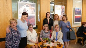Bibliotekarki biorące udział w swoim święcie pozują do wspólnego zdjęcia