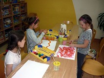 Moliki lubią zajęcia plastyczne - tutaj powstają molikowe abstrakcje