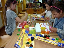 Moliki lubią zajęcia plastyczne - tutaj powstają molikowe abstrakcje