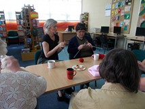 Bibliotekarka i człońkini Klubu podczas robienia na drutach