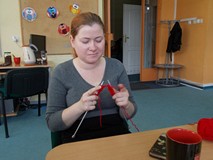 Bibliotekarka uczy się robić na drutach