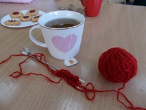 Filiżanka herbaty i włóczka