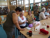 Panie podczas robienia na drutach