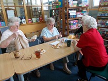 Panie rozmawiają o sztuce rękodzielniczej