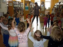 Wesoła zabawa w otwieraną książkę, z której wyskakują bohaterowie baśni