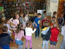 Dzieci podskakują jak pajacyki