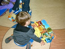 Chłopczyk ogląda książkę o Bobie Budowniczym