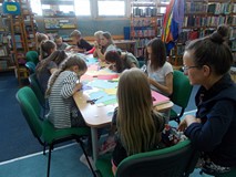 Dzieci podczas wykonywania pracy plastycznej