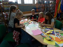 Dzieci wykonują pracę plastyczną