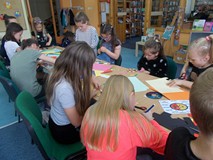 Dzieci wykonują swoje zegary