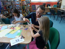 Mama i córka wspólnie wykonują zegar