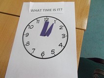 zdjęcie zegara, na którym dzieci wskazywały godzinę