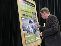 Paweł Sołtys składa pamiątkowy autograf