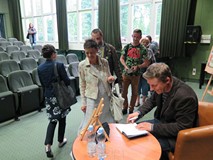 Paweł Sołtys rozdaje autografy