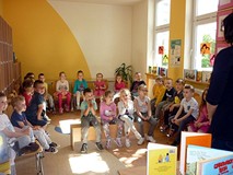 Bibliotekarlka wita dzieci w bibliotece