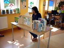 Za chwilę w teatrzyku Kamishibai zostanie przedstawiona historia żabki i jej przyjaciela