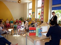 Dzieci w skupieniu słuchają czytanej adaptacji książki M. Velthuijs'a pod tytułem 