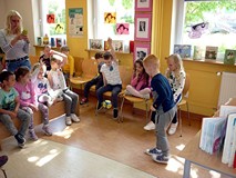 Wesoła zabawa z kostką z nalepionymi MINKAMI