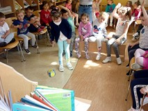 Wesoła zabawa z kostką z nalepionymi MINKAMI