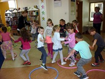 Zabawa ruchowa w parach z wykorzystaniem hula-hoop