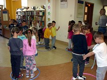 Zabawa ruchowa w parach z wykorzystaniem hula-hoop